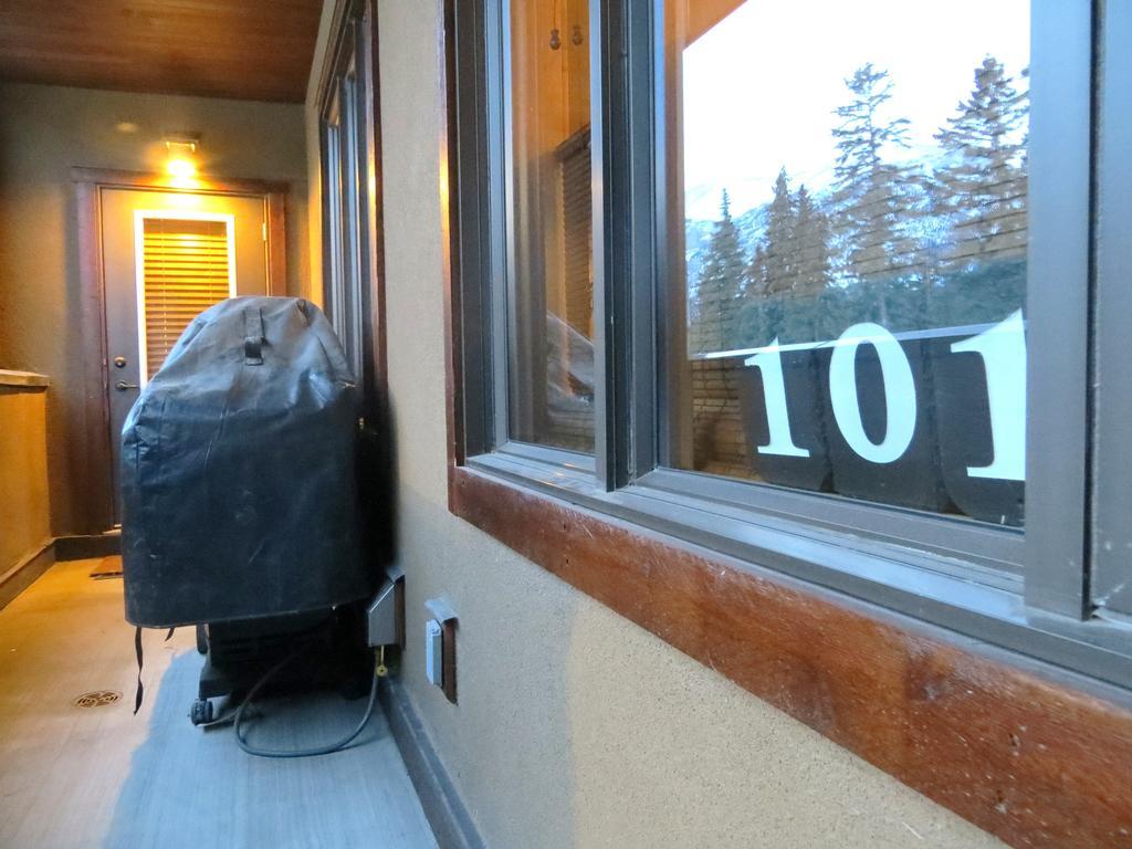 Luxury Canmore Vacations Номер фото